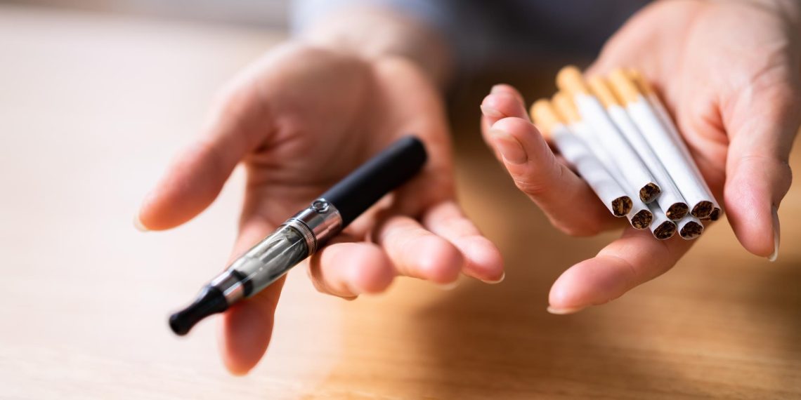 المدخنون مدعوون لاستبدال سجائرهم بالـ vapes كجزء من برنامج غير مسبوق عالميا كما سيتم تقديم حوافز مالية للنساء الحوامل لمساعدتهن على الإقلاع عن التدخين، كجزء من حزمة شاملة من الإجراءات لخفض معدلات التدخين في إنجلترا.