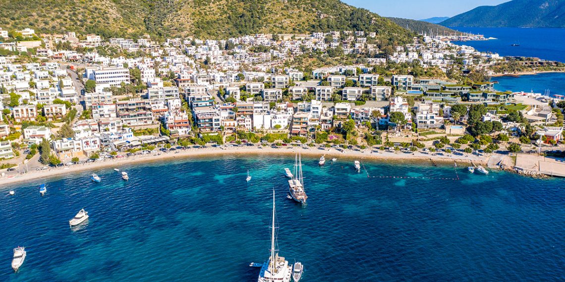 Bodrum, première destination estivale de la mer Égée turque, prête à accueillir les touristes à la recherche de leurs dernières vacances d’été