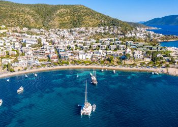 Bodrum, première destination estivale de la mer Égée turque, prête à accueillir les touristes à la recherche de leurs dernières vacances d’été