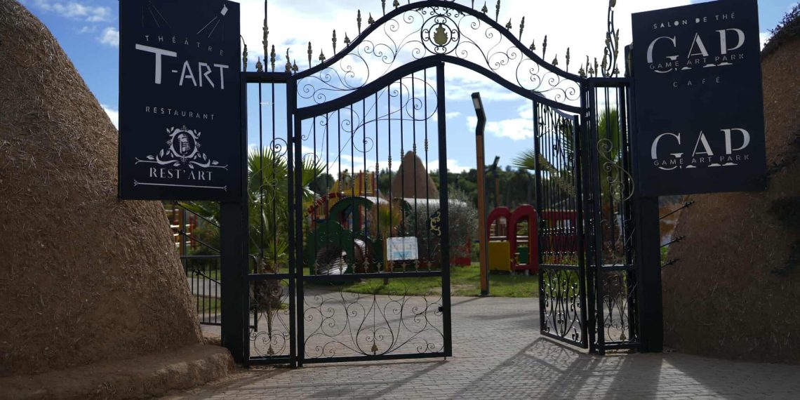 في المركّب الثّقافيّ والبيئيّ بقرية قمرت GAME ART PARK   سهرة تجمع بين الموسيقى والكوميديا والتّفاعل مع الجمهور، مساء السبت 6 جوان