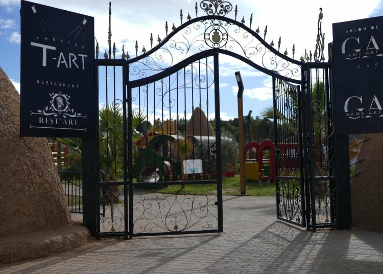 في المركّب الثّقافيّ والبيئيّ بقرية قمرت GAME ART PARK   سهرة تجمع بين الموسيقى والكوميديا والتّفاعل مع الجمهور، مساء السبت 6 جوان